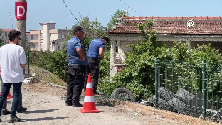 Kamyon evin bahçesine uçtu! Çok sayıda yaralı var - Resim: 7